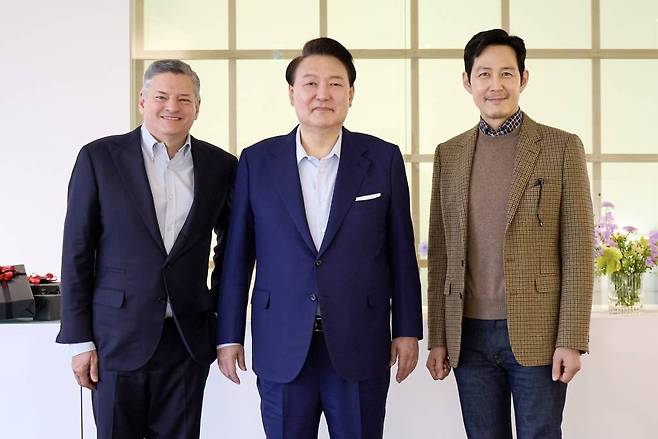 윤석열 대통령이 지난 17일 서울 한남동 관저에서 테드 서랜도스 넷플릭스 공동 최고경영자, '오징어게임 2'에 출연하는 배우 이정재와 오찬을 한 뒤 기념촬영하고 있다. (사진=대통령실 제공) 2024.02.18.