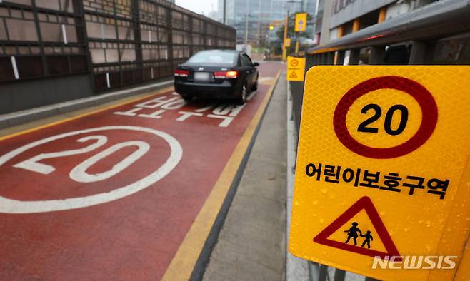 [서울=뉴시스] 조성우 기자 = 서울시가 어린이보호구역 내 보행 공간 확보가 어려운 폭 8m 미만의 이면도로 50곳을 추가 지정해 제한속도를 시속 30㎞에서 20㎞로 낮춘다. 19일 오후 서울 시내 한 초등학교 앞 20km 속도제한 스쿨존에서 차량이 통행하고 있다. 2024.02.19. xconfind@newsis.com