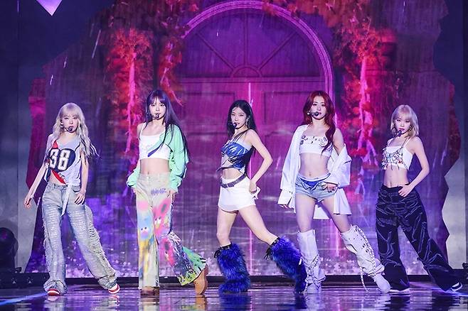 르세라핌이 19일 오후 2시 서울 성북구 고려대학교 화정체육관에서 미니 3집 '이지' 쇼케이스를 열어 타이틀곡 '이지' 무대를 하는 모습. 쏘스뮤직 제공