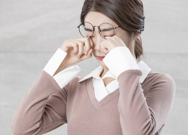 눈을 비비면 피부 아래 작은 혈관들이 터져 다크서클이 생길 수 있고, 망막박리 등 다양한 안과 질환이 발병할 수 있다. 이미지투데이