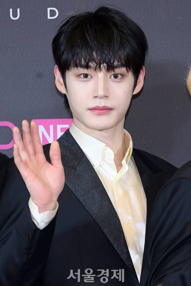 그룹 제로베이스원(ZEROBASEONE) 김지웅이 18일 오후 서울 중구 동대문디자인플라자(DDP)에서 열린 31주년 ‘한터뮤직어워즈 2023(HMA 2023)’ 레드카펫에서 포즈를 취하고 있다. 김규빈 기자