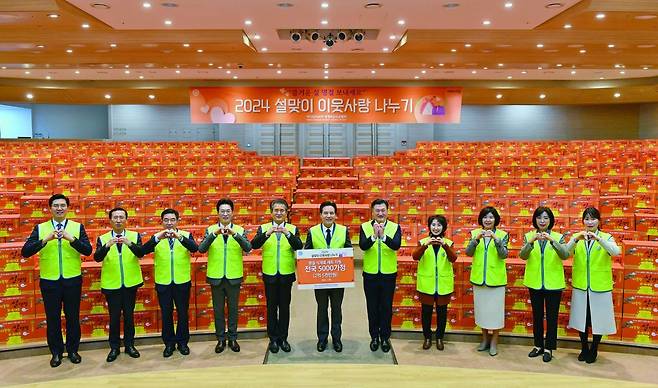 올해 설을 앞두고 하나님의 교회가 전국 230곳 취약계층에 2억5000만 원 상당의 식료품·생필품 5000세트를 기탁하며 온정을 나눴다.