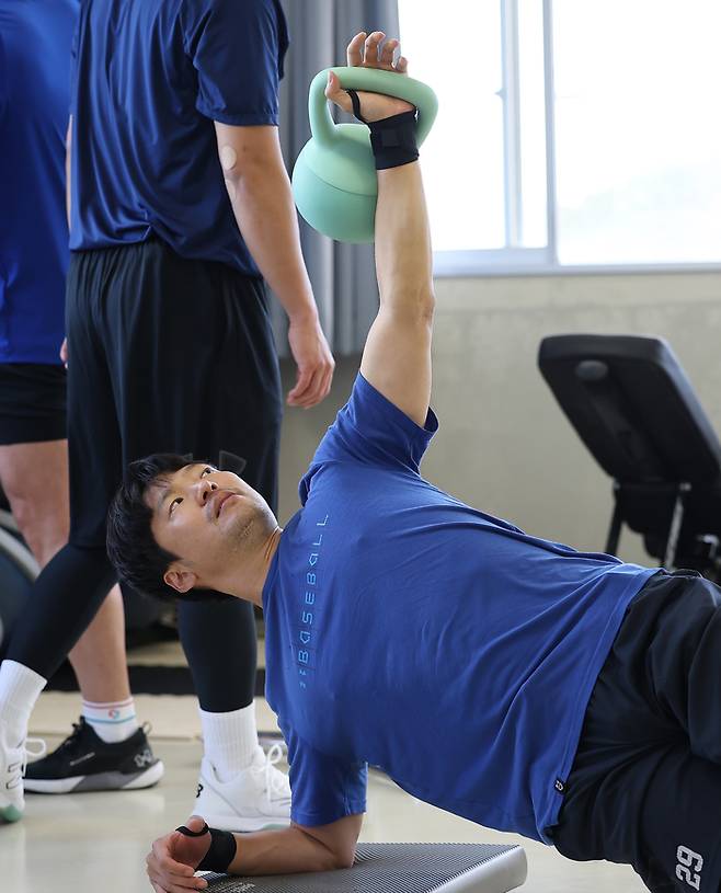 일본 오키나와 스프링캠프에서 웨이트 트레이닝하고 있는 삼성 백정현. 삼성 라이온즈 제공