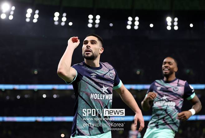 ▲ 토트넘전에서 다트 셀레브레이션을 펼친 무페이