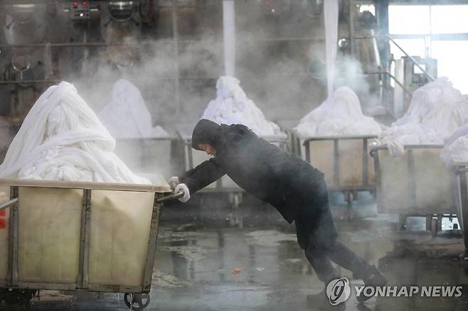 중국의 한 직물공장 풍경 ※ 이 사진은 기사의 특정 내용과는 관계 없음. [AFP=연합뉴스 자료사진]