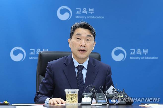 늘봄학교 확산 관련 시도교육감과 간담회 가진 이주호 부총리 이주호 부총리 겸 교육부 장관이 지난 1일 오전 서울 영등포구 한국교육시설안전원에서 늘봄학교 전국 확산을 위한 교육청과의 협력 방안 논의를 위해 마련된 시도교육감 간담회에서 발언하고 있다. [연합뉴스 자료사진. 재판매 및 DB 금지]