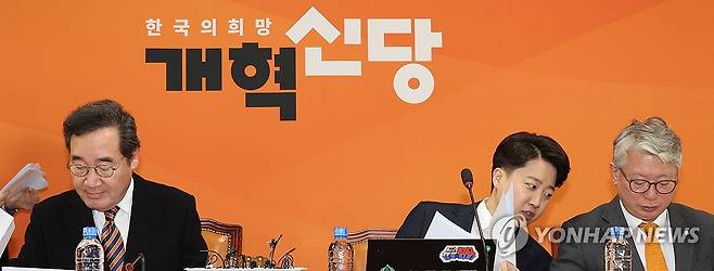 개혁신당 최고위 (서울=연합뉴스) 한상균 기자 = 개혁신당 이준석 공동대표와 조응천 최고위원이 19일 국회에서 열린 최고위원회의에서 대화하고 있다. 2024.2.19 xyz@yna.co.kr