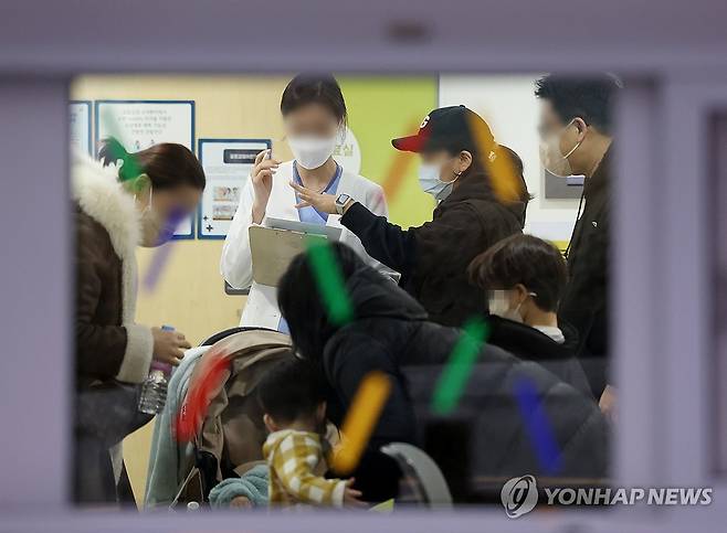 전공의 사직 확산 속 의료공백 불안 (서울=연합뉴스) 이지은 기자 = 이른바 '빅5' 병원의 전공의들이 집단으로 사직서를 제출하기로 한 가운데 19일 서울의 한 대학병원 어린이병원에서 의료진이 환자의 부모들에게 설명을 하고 있다. 2024.2.19 jieunlee@yna.co.kr