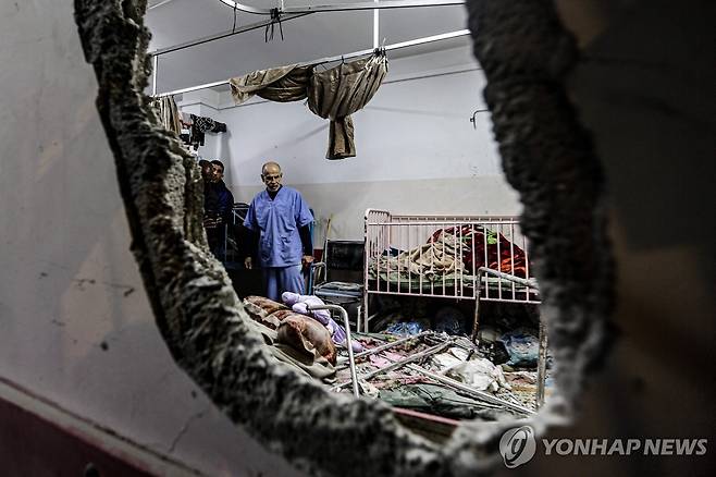 포격으로 부서진 가자지구 나세르 병원  [AFP 연합뉴스 자료 사진. 재판매 및 DB 금지]