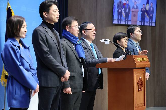 개그맨 서승만 씨가 20일 국회 소통관에서 제22대 총선 더불어민주당 비례대표 후보 도전 기자회견을 하고 있다 (사진=연합뉴스)