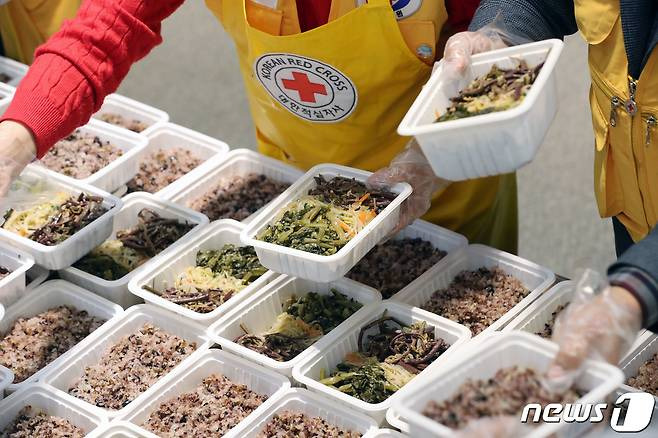 정월대보름을 나흘 앞둔 20일 경기 수원시 권선구 대한적십자사 경기도지사에서 봉사원들이 취약계층에 전달할 오곡밥과 나물 등을 준비하고 있다. [사진=뉴스 1]