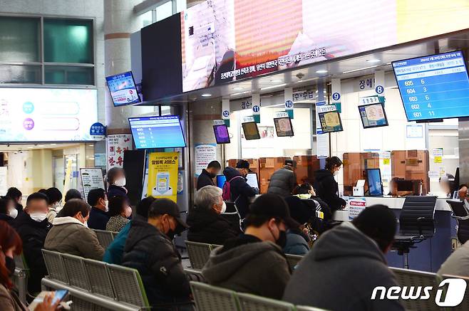 조선대 병원 전공의 108명이 사직서를 제출한 20일 오전 광주 동구 조선대병원에 진료 접수를 위해 환자들이 줄지어 기다리고 있다. 2024.2.20/뉴스1 ⓒ News1 박지현 기자