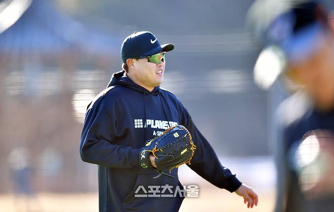 류현진이 2022 한화 거제 스프링캠프에 참가해 롱토스로 몸을 풀고 있다. 거제 | 강영조기자kanjo@sportsseoul.com