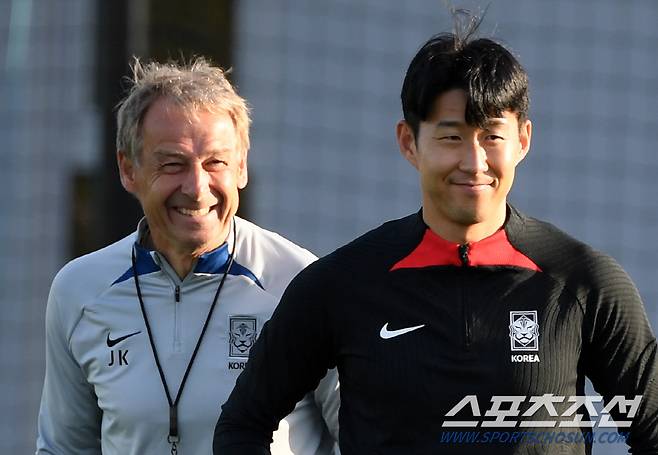 대한민국 축구대표팀이 4일(현지시간) 카타르 도하 알 아글라 트레이닝 센터에서 훈련을 진행했다. 클린스만 감독, 손흥민이 훈련을 준비하고 있다. 도하(카타르)=박재만 기자 pjm@sportschosun.com/2023.02.04/