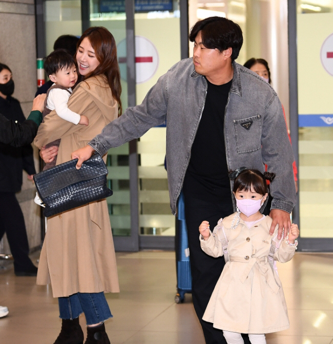 류현진이 지난해 10월 가족과 인천공항을 통해 귀국하고 있다. 스포츠조선 DB