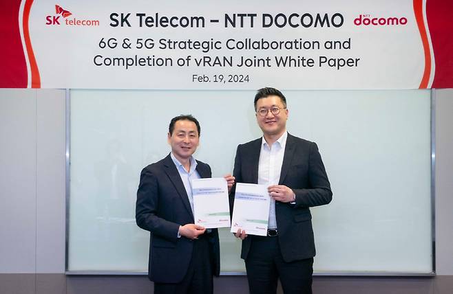 ◇왼쪽부터 타케히로 나카무라 NTT 도코모 CSO(Chief Standardization Officer), 류탁기 SK텔레콤 인프라담당.