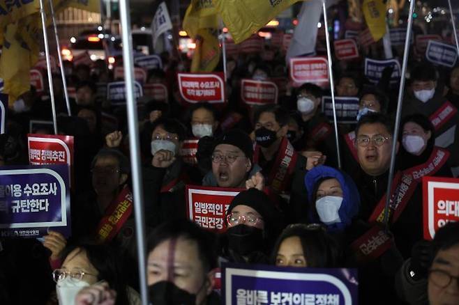 의사들이 지난 15일 오후 서울 용산구 대통령실 앞에서 의대정원증원 필수의료패키지 저지를 위한 궐기대회를 하고 있다.ⓒ뉴시스