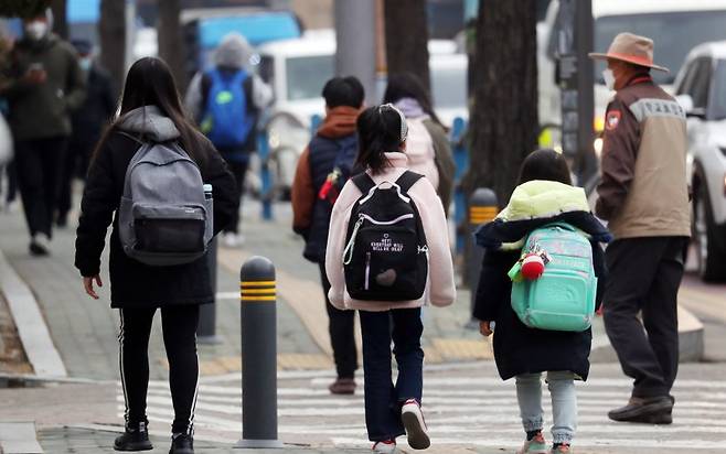 서울 한 초등학교에서 학생들이 등교를 하고 있는 모습.뉴스1