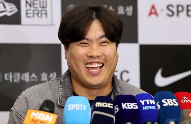 미국프로야구 메이저리그(MLB) 토론토 블루제이스 류현진이 시즌을 마치고 18일 오후 인천국제공항 제1여객터미널을 통해 귀국해 인터뷰를 하고 있다. 올 시즌을 끝으로 토론토와의 4년 계약이 끝나며 FA 신분이 된 류현진은 올 시즌 11경기에서 52이닝 3승3패 평균자책점 3.46을 기록했다. (사진 = 뉴스1)