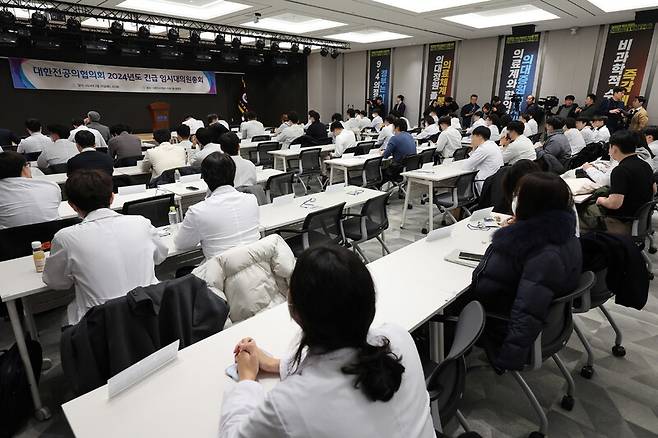 정부의 의대 증원 방침에 반발해 사직서를 내고 근무 중단을 선언한 전공의 대표들이 20일 서울 용산구 대한의사협회 회관에서 열린 대한전공의협의회 긴급 임시대의원총회에 참석하고 있다. 연합뉴스