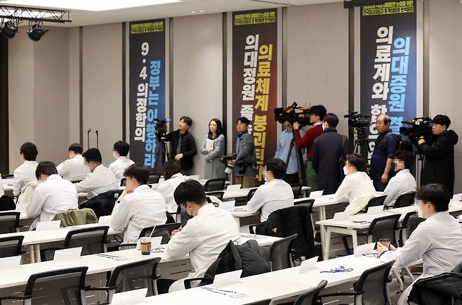 정부의 의대 증원 방침에 반발해 사직서를 내고 근무 중단을 선언한 전공의 대표들이 20일 서울 용산구 대한의사협회 회관에서 열린 대한전공의협의회 긴급 임시대의원총회에 참석하고 있다. 연합뉴스