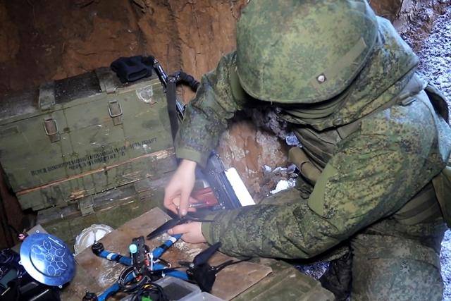 러시아 병사가 공격용 FPV 드론을 조립하고 있다. 이 드론은 운용자가 드론에 장착된 카메라를 보면서 공격 목표를 타격할 수 있다. 쿠피얀스크=타스 연합뉴스