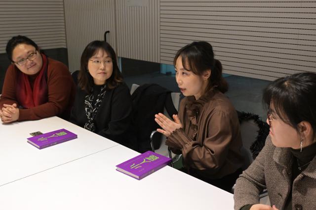 인문연구모임 문이원의 박지영(오른쪽 두 번째)씨가 '소인경'에서 가장 인상 깊었던 문구에 대해 설명하고 있다. 박시몬 기자