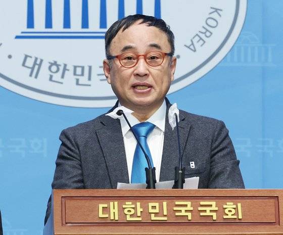 개그맨 서승만씨가 20일 서울 여의도 국회 소통관에서 제22대 총선 더불어민주당 비례대표 후보 도전 기자회견을 하고 있다. 뉴스1