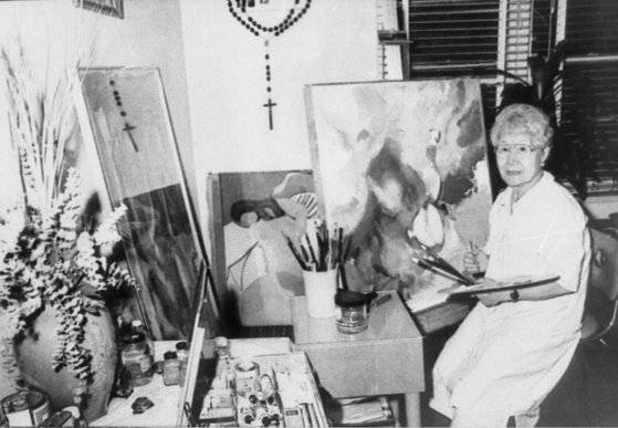 1981년 뉴욕 아파트에서 작업 중인 백남순. [중앙포토]