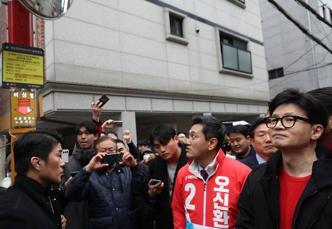 한동훈 국민의힘 비상대책위원장이 서울 광진구 화양동 자율방범대 초소 앞에서 열린 '시민이 안전한 대한민국' 현장 공약 발표 행사에 앞서 골목 CCTV를 점검하고 있다. 사진=뉴스1