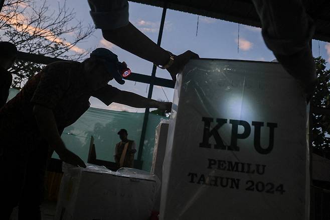 인도네시아 남부 술라웨시에서 지난 14일(현지시간) 선거관리원들이 투표소를 열기 전 투표함을 점검하고 있다. 로이터연합뉴스