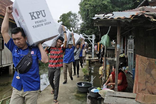 인도네시아 대선을 하루 앞둔 지난 13일(현지시간) 남부 수마트라에서 선거관리원들이 투표용지를 나르고 있다. AP연합뉴스