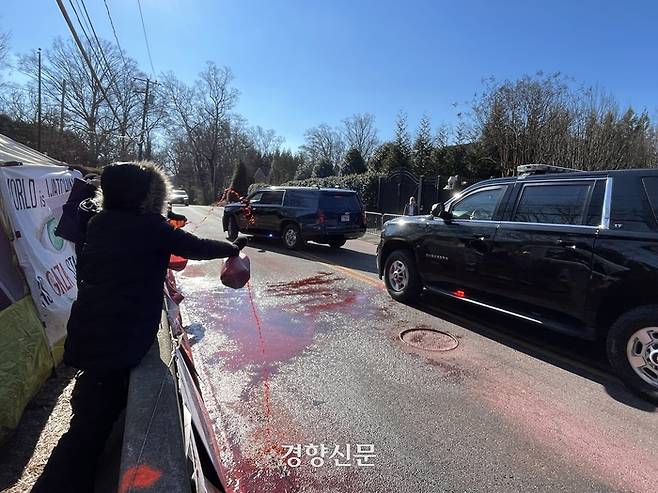 19일(현지시간) 미국 워싱턴 근교의 토니 블링컨 국무장관의 사저 앞에서 시위대가 블링컨 장관이 탑승한 차량이 지나가자 도로 위에 가자지구 민간인들의 피를 상징하는 붉은 색 액체를 뿌리고 있다. 워싱턴/김유진특파원