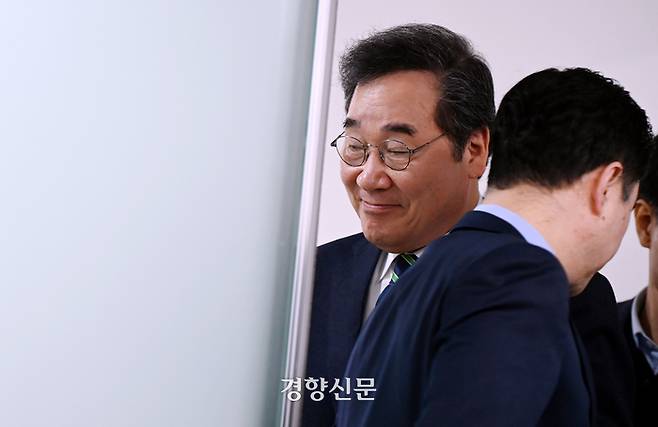 이낙연, 김종민 새로운 미래 공동대표가 20일 오전 서울 여의도 새로운미래 당사에서 열린 기자회견을 마치고 퇴장하고 있다. 문재원 기자