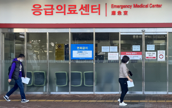 전국 곳곳에서 전공의들이 집단으로 사직서를 제출하는 가운데 지난 19일 해운대구 인제대부산백병원 응급실 앞으로 병원을 찾은 환자들이 발걸음을 옮기고 있다. 부산지역에서는 20일 5개 대학병원에서 전공의들이 사직서를 제출할 예정이다. 국제신문 DB