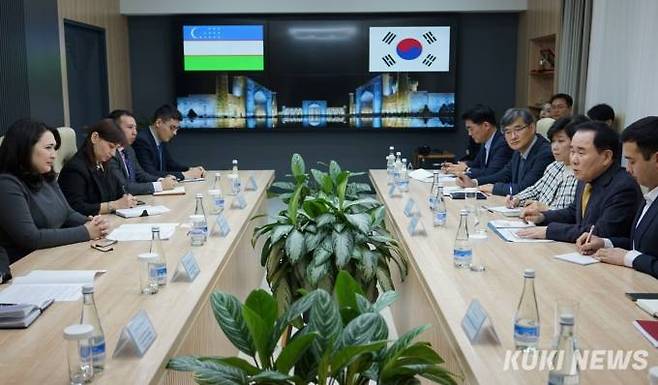 김지철 충남교육감이 19일 힐룰라 우마로바 우즈베키스탄 유아일반교육부장관과 교육 교류 방안을 논의하고 있다. 