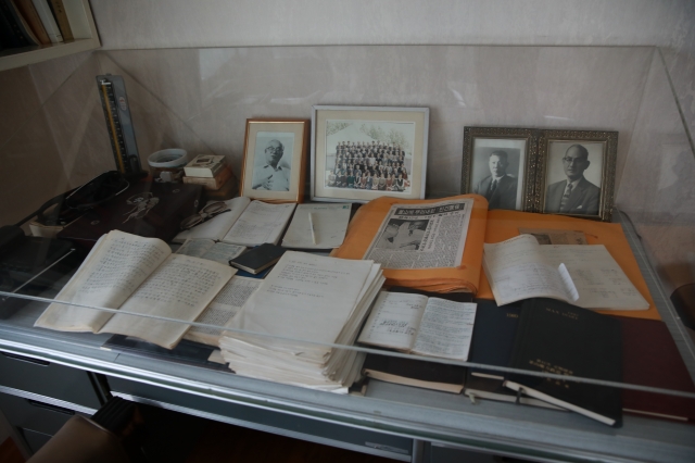 고신대 복음병원 초대원장이자 한국의 슈바이처 장기려 박사가 생전에 기거한 옥탑방 내부의 책상에 놓인 자료들.
