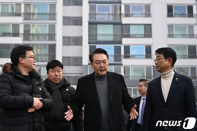 (서울=뉴스1) 오대일 기자 = 윤석열 대통령이 10일 경기 고양시 일산동구 백송마을 5단지를 방문해 현장을 둘러보며 관계자들과 대화를 나누고 있다. (대통령실 제공) 2024.1.10/뉴스1  Copyright (C) 뉴스1. All rights reserved. 무단 전재 및 재배포,  AI학습 이용 금지.