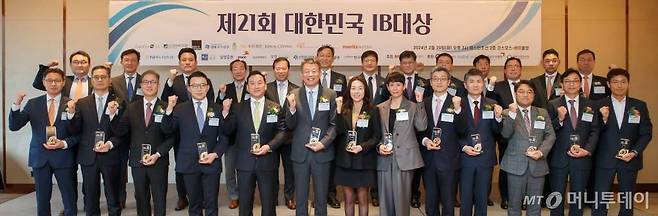 20일 서울 중구 조선호텔에서 열린 머니투데이 '제21회 대한민국 IB대상'에서 시상자와 수상자들이 기념촬영을 하고 있다. 뒷줄 왼쪽부터 시계방향으로 주태영 KB증권 전무, 박종구 김앤장 변호사, 민홍길 삼정KPMG 재무자문부문 파트너, 신진영 자본시장연구원장, 서유석 금융투자협회장, 김용재 금융위원회 상임위원, 송기용 머니투데이 전무, 김기경 한국거래소 부이사장, 최화성 삼성증권 본부장, 이성 NH투자증권 상무, 김덕균 IBK투자증권 PE본부장, 김재민 한앤컴퍼니 부사장, 정찬욱 글랜우드PE 부대표, 박기수 스틱인베스트먼트 본부장, 김영호 IMM PE 대표, 박창원 신한투자증권 상무, 민준선 삼일회계법인 부대표, 장재영 법무법인 세종 변호사, 이수연 법무법인 율촌 변호사, 한현희 미래에셋증권 글로벌비즈부문대표, 김광일 MBK파트너스 부회장, 김성환 한국투자증권 대표, 나유석 대신증권 전무, 김동은 법무법인 광장 대표변호사, 이호범 메리츠증권 전무, 권승택 하나증권 본부장. /사진=이기범