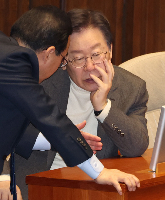 이재명 더불어민주당 대표와 박홍근 의원이 20일 국회 본회의장에서 대화하고 있다. 연합뉴스