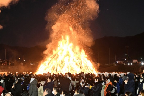 경산 남천강변 둔치에서 지난해 열린 제20회 정월대보름 달집태우기 행사 모습.[경산시 제공]