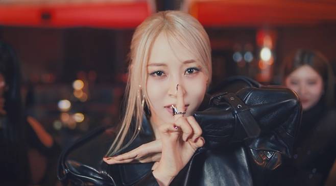 사진=문별 ‘TOUCHIN&MOVIN’ 뮤직비디오 캡처