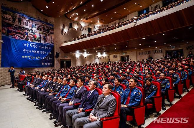 [서울=뉴시스] 정병혁 기자 = 윤희경 경찰청장과 조지호 서울경찰청장을 비롯한 경찰관들이 20일 서울 종로구 서울경찰청에서 열린 서울경찰청 기동순찰대 및 형사기동대 합동발대식에 참석해 있다. 2024.02.20. jhope@newsis.com