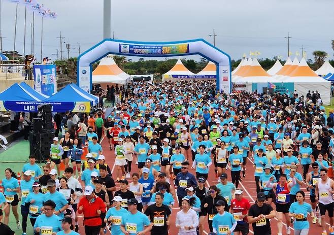 지난해 열린 제27회 제주국제관광마라톤축제. 제주도관광협회 제공