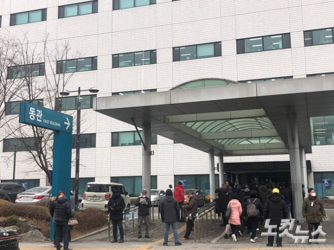 전공의 전원 사직으로 '의료 대란'이 예고된 20일, 서울아산병원 동관 입구로 들어가는 환자들. 이은지 기자