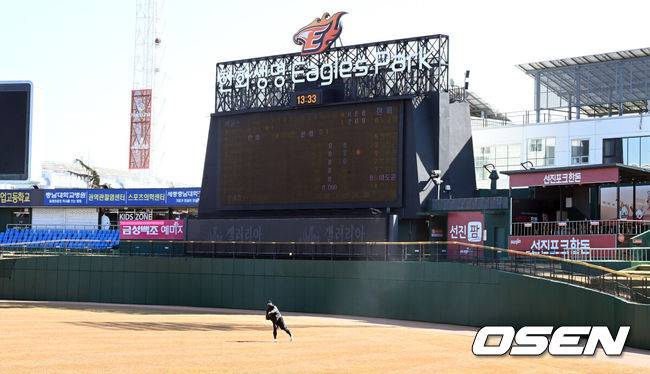 [OSEN=대전,박준형 기자] 코로나 격리에서 해제된 류현진이 대전 한화생명이글스파크에서 캐치볼을 하고 있다.  2022.02.23 / soul1014@osen.co.kr