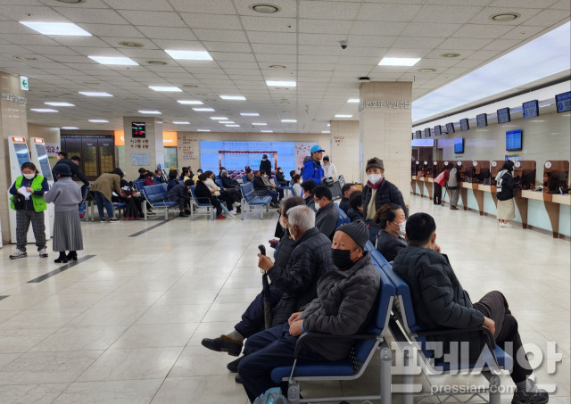 ▲20일 오전 광주 동구 전남대병원 접수처 앞에는 수십명의 환자와 보호자들이 초조한 모습으로 자신의 순서가 오기만을 애타게 기다리고 있다. ⓒ프레시안(임채민)