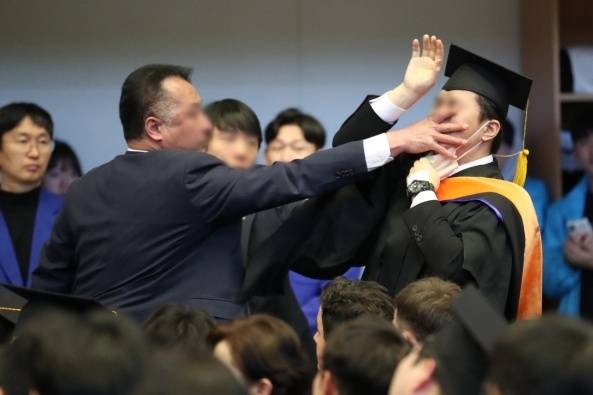 지난 16일 오후 대전 유성구 한국과학기술원(KAIST)에서 열린 2024년 학위수여식에서 졸업생인 신민기 녹색정의당 대전시당 대변인이이 윤석열 대통령에게 항의하자 경호원들로부터 제지를 당하고 있다. 대전충남공동취재단. 뉴스1