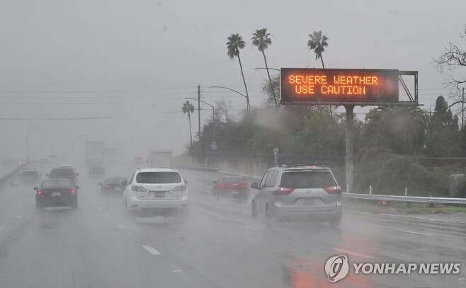 지난 6일(현지시간) LA 시내 고속도로 전광판에 경고 문구가 적힌 모습 [AFP 연합뉴스 자료사진. 재판매 및 DB 금지]
