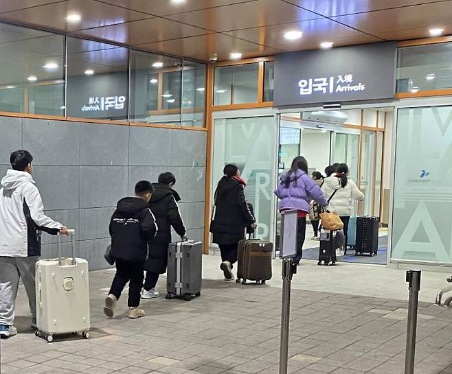 인천항 국제여객터미널 입국객들 [인천항만공사 제공. 재판매 및 DB 금지]